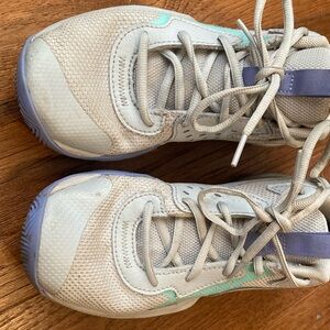 Girls Under Armour Basketball Shoes size 5Y